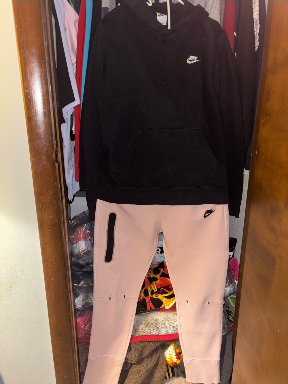 Nike tech women’s Joggers with Black matching hoodie set.MAKE AN OFFER 😊